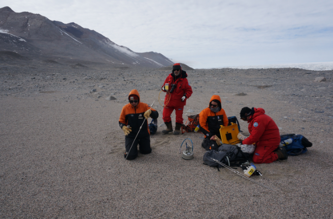 Collegamento a The story of a month of geochemical field work in Antarctica
